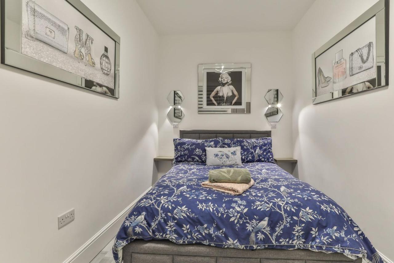 Apartment The Monroe - 2nd Floor - Luxury For Up To 4 Guests Near Open Air Theatre And North Bay *