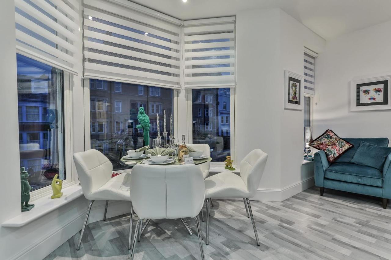 The Monroe - 2nd Floor - Luxury For Up To 4 Guests Near Open Air Theatre And North Bay Apartment