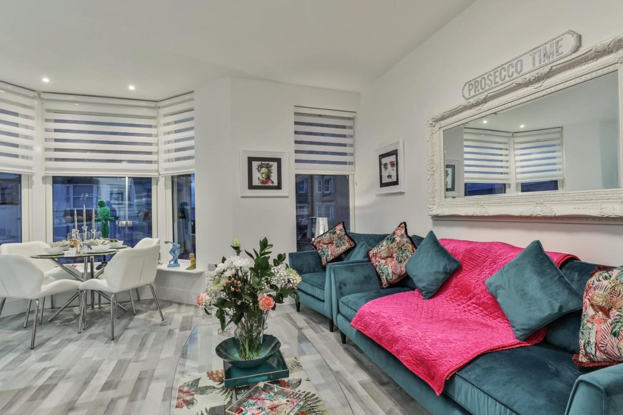 Apartment The Monroe - 2nd Floor - Luxury For Up To 4 Guests Near Open Air Theatre And North Bay Scarborough