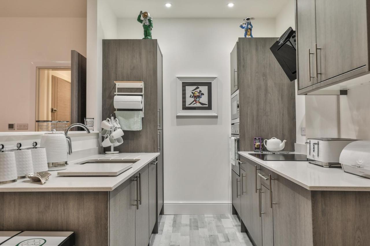 Apartment The Monroe - 2nd Floor - Luxury For Up To 4 Guests Near Open Air Theatre And North Bay *