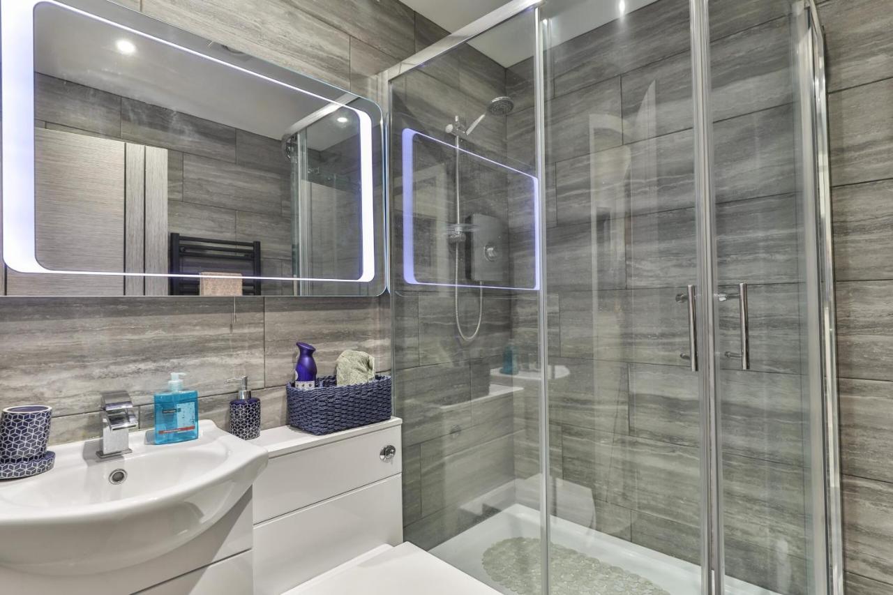 The Monroe - 2nd Floor - Luxury For Up To 4 Guests Near Open Air Theatre And North Bay * Scarborough